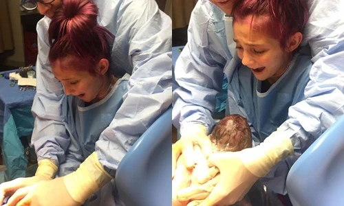 Xúc động bé gái 12 tuổi làm bà đỡ cho mẹ sinh em trai