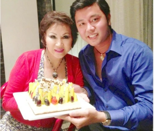 Vũ Hoàng Việt mừng sinh nhật bồ già tỉ phú