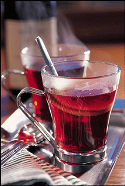 Glühwein - hoặc rượu nghiền - là một thức uống nóng phổ biến được thưởng thức vào Giáng sinh tại Đức và Áo.