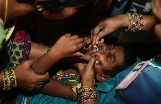 Cảnh nuốt cá sống chữa bệnh hen rùng rợn ở Ấn Độ