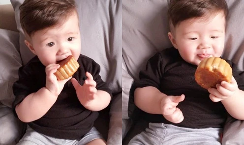 Tan chảy với biểu cảm của con trai Elly Trần ăn bánh trung thu