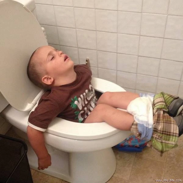 Những tư thế ngủ khó đỡ chỉ các bé mới làm được