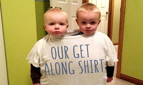 Chết cười khoảnh khắc bé nghịch ngợm cùng anh chị