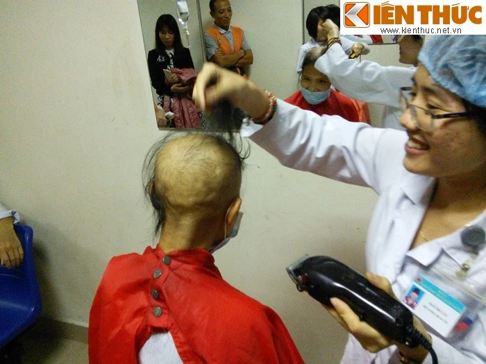 Cảm động BS Bệnh viện Huyết học cắt tóc bệnh nhân ung thư