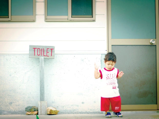 Ép trẻ nhịn đi ngoài nguy hiểm thế nào?