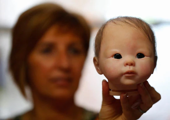 “Búp bê tái sinh” cho những ông bố bà mẹ vô sinh, mất con