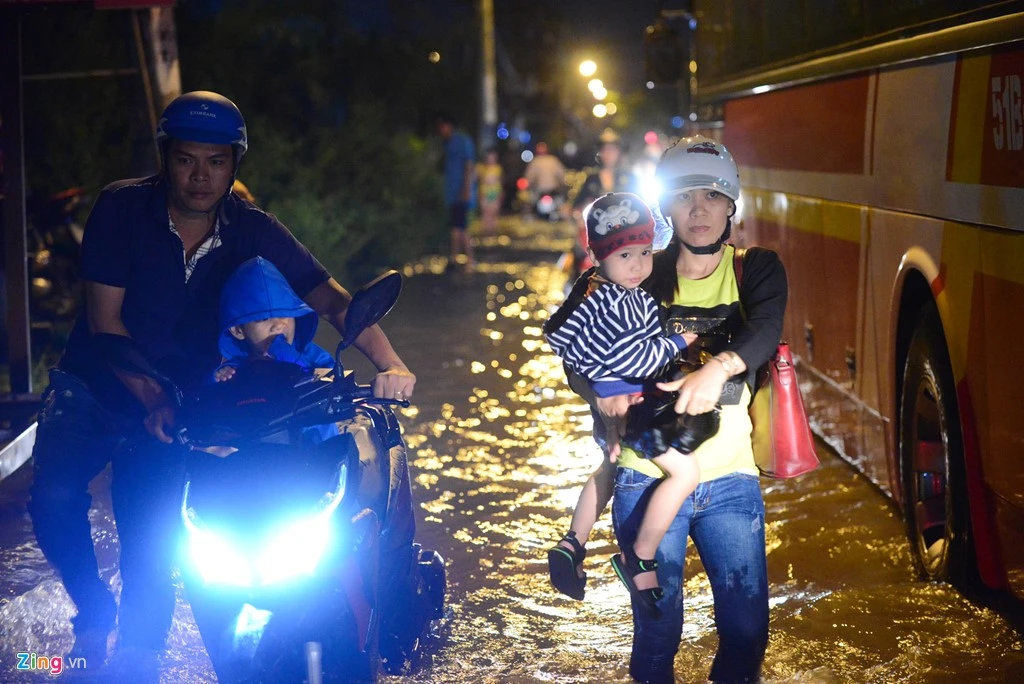 Sài Gòn triều cường đạt đỉnh, dân ẵm con lội nước