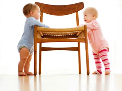 Cách cứu đôi chân vòng kiềng của bé