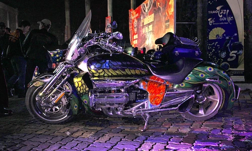 Siêu môtô Honda Valkyrie Rune độ "chim công" tại Hà Nội