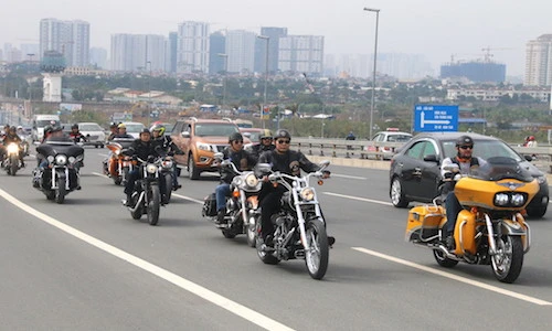 Hàng nghìn bikers hội ngộ mừng sinh nhật Hanoi Free Chapter