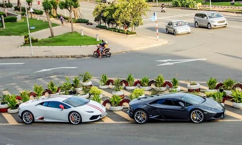 Bộ đôi siêu xe Lamborghini Huracan 13 tỷ trên phố Sài Gòn