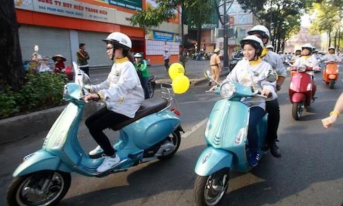 Dương Tử Quỳnh cầm lái xe ga Piaggio Vespa tại Sài Gòn