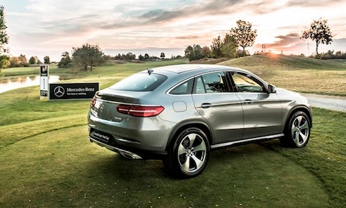 Đánh golf vào lỗ, trúng ngay Mercedes-Benz tiền tỷ