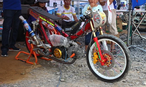 Honda Wave độ thành xe đấu Drag “siêu tốc” tại VN