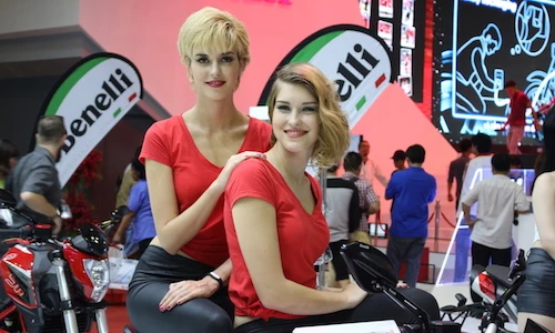 “Bỏng mắt” ngắm người đẹp tại triển lãm xe máy Việt Nam
