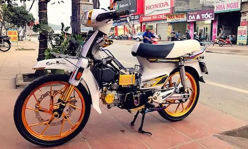 Honda Dream II “ngũ quý 8” loè loẹt nhất Vịnh Bắc Bộ