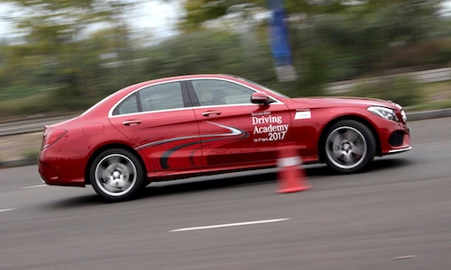 Cầm lái cả dàn xế sang Mercedes tại Hà Nội