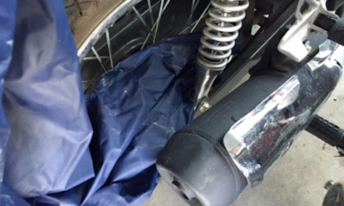 Hốt hoảng clip cháu bé mặc áo mưa bị cuốn vào bánh xe