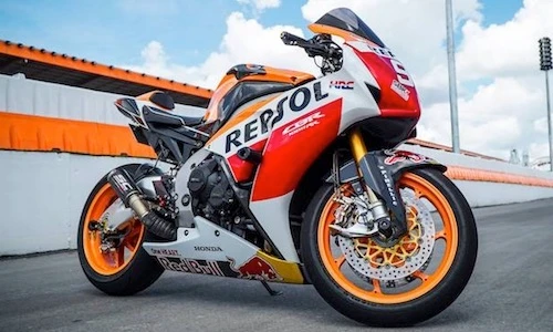 Dân chơi Việt chi trăm triệu độ siêu môtô Honda CBR1000RR