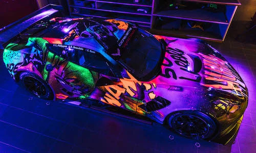 Siêu xe Chevrolet Corvette "bóng ma" tự phát sáng