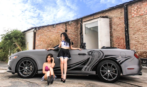 Chân dài Việt “đốt cháy” Ford Mustang mui trần hàng độc