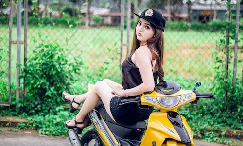 Chân dài Việt bên "xế nổ" Yamaha 125ZR hơn 200 triệu