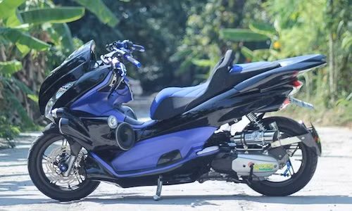 Xe tay ga Honda PCX độ maxi scooter với dàn loa “khủng“