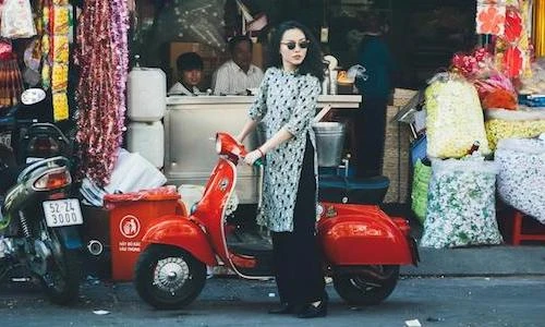 Piaggio Vespa Mini 50 “cực kool” bên thiếu nữ Sài Gòn