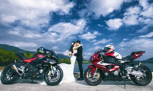 Ảnh cưới độc bên siêu môtô BMW S1000RR của biker Việt