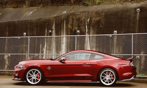 Ford Mustang Shelby tay lái nghịch đầu tiên trên Thế giới