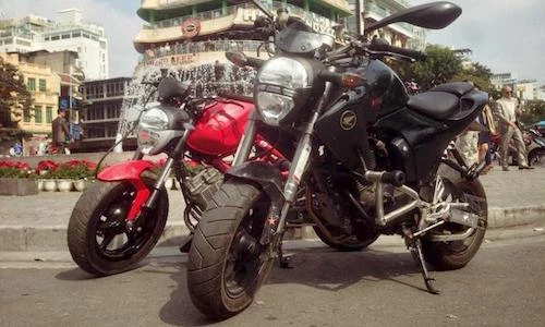 Cặp đôi “xế nổ” minibike cực độc khoe hàng tại Hà Nội