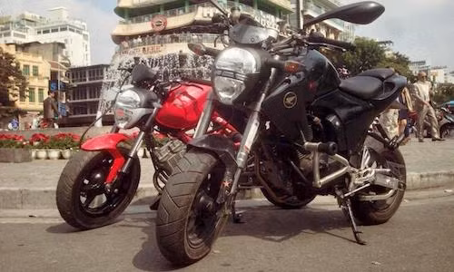 Cặp đôi “xế nổ” minibike cực độc khoe hàng tại Hà Nội