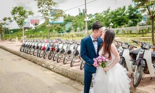 Hơn 30 "xế nổ" Honda Dream II rầm rộ rước dâu tại Sơn La