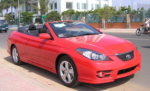 Soi "hàng độc" Toyota Camry mui trần giá 2 tỷ tại VN