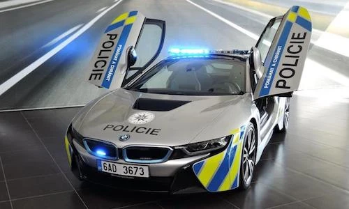Siêu xe xanh BMW i8 “khoác áo” cảnh sát Séc