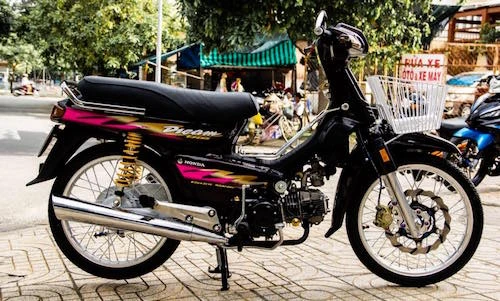 Honda Dream “lùn” Thái Lan chất lừ của dân chơi Việt