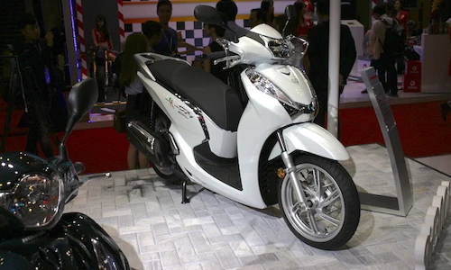 Cận cảnh Honda SH 300i “chính hãng” đầu tiên tại VN