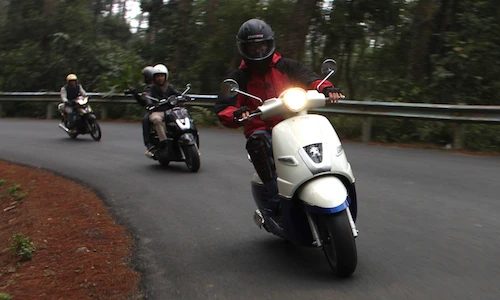 Cầm lái tay ga “giả cổ” Peugeot Django 125 tại Hà Nội