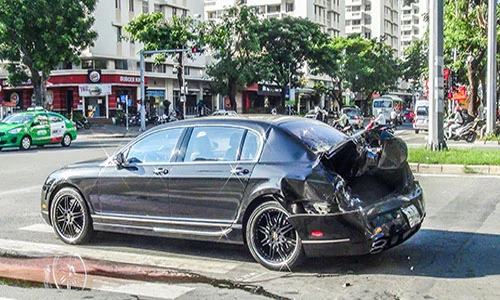 Xế sang tiền tỷ Bentley Flying Spur "nát mông" tại Sài Gòn