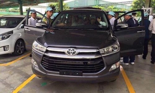 Cận cảnh Toyota Innova mới giá gần 1 tỷ đồng tại VN