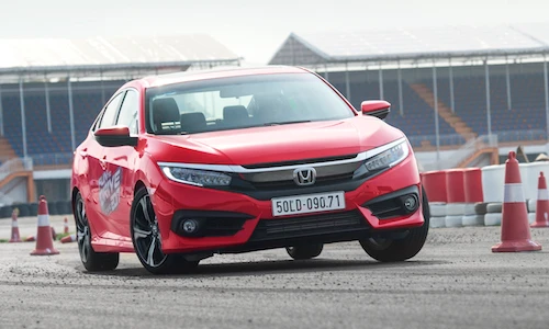 “Vần vô lăng” Honda Civic 2017 như tay đua tại Việt Nam