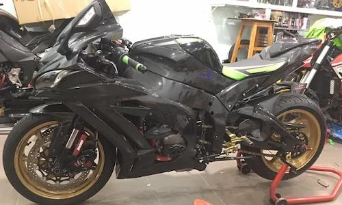 Siêu môtô Kawasaki ZX-10R độ carbon “siêu khủng” tại VN