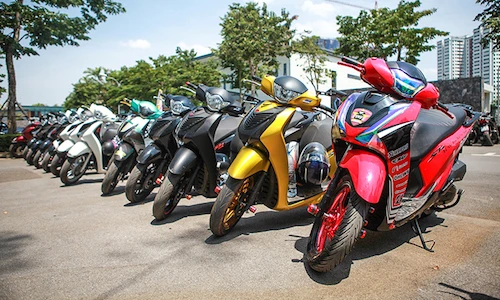 Hàng trăm xe Honda SH phơi nắng 40 độ C tại Hà Nội