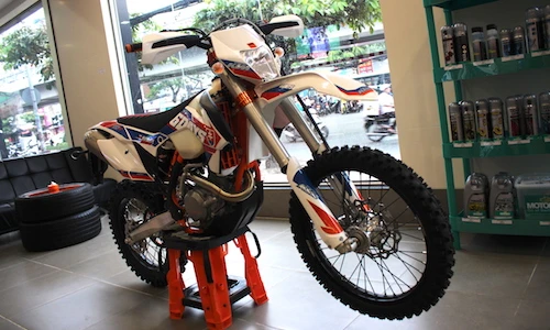 Soi “cào cào” KTM 450 EXC-F Six Days tại Hà Nội