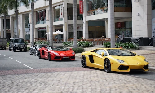 "Chạm mặt" đoàn siêu xe trăm tỷ trên phố Sài Gòn