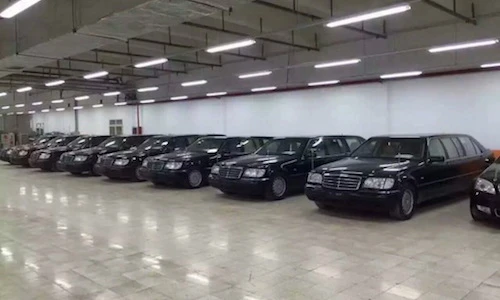Soi dàn siêu xe "nguyên thủ" Mercedes phủ bụi chờ thanh lý 