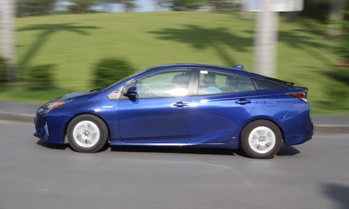 Cầm lái ôtô "siêu tiết kiệm" Toyota Prius mới tại VN