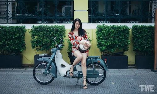Kiều nữ Việt “thả dáng” bên Honda Super Cub C100