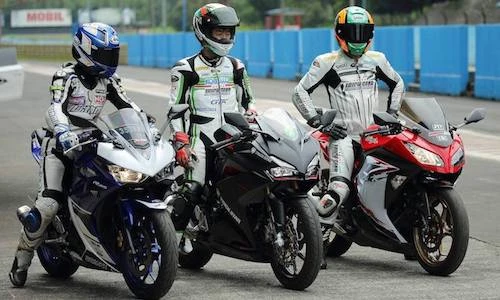 Honda CBR250RR cho R25 và Ninja 250 "hít khói"