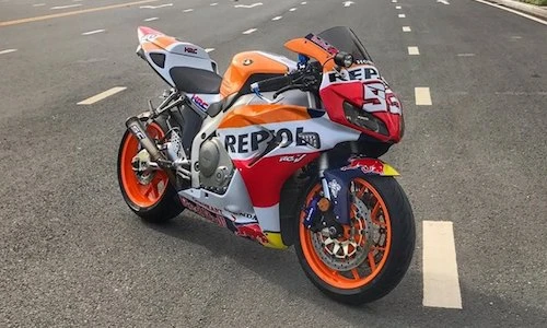 Siêu môtô Honda CBR1000RR cũ độ xế đua “khủng” ở SG